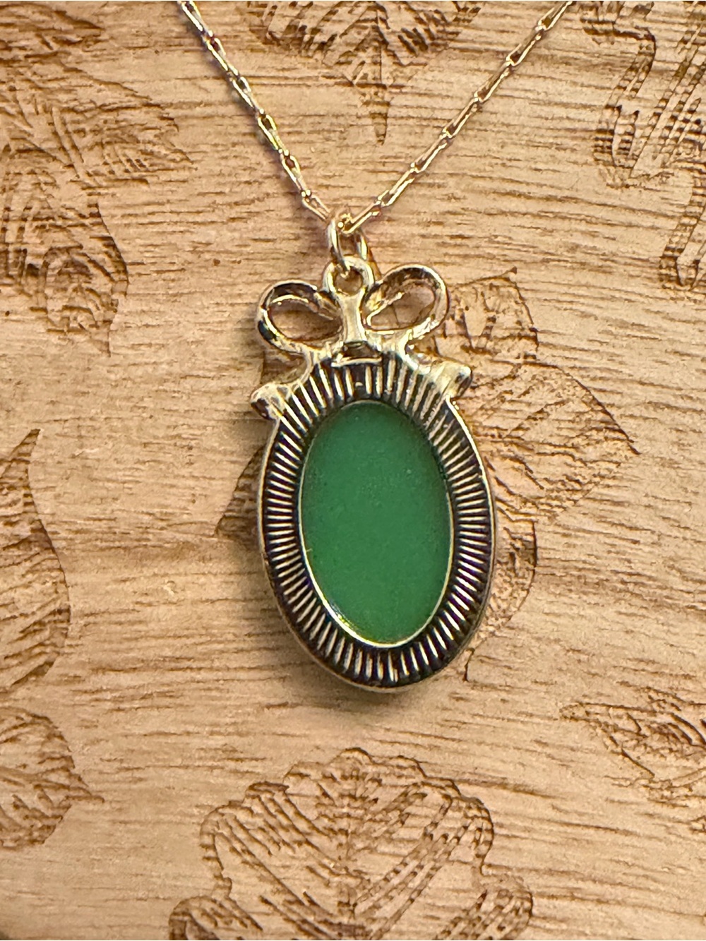 Gold Bow Green Cameo Necklace with White Lily Pendant - Picture 2 of 3